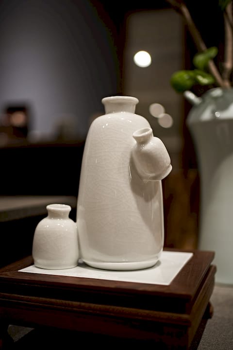 Entryway Decor Ideas Built Around Handcrafted Porcelain