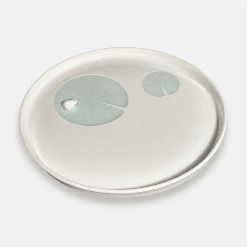 A Frog On Lotus Pond Green White Round Flat Plate