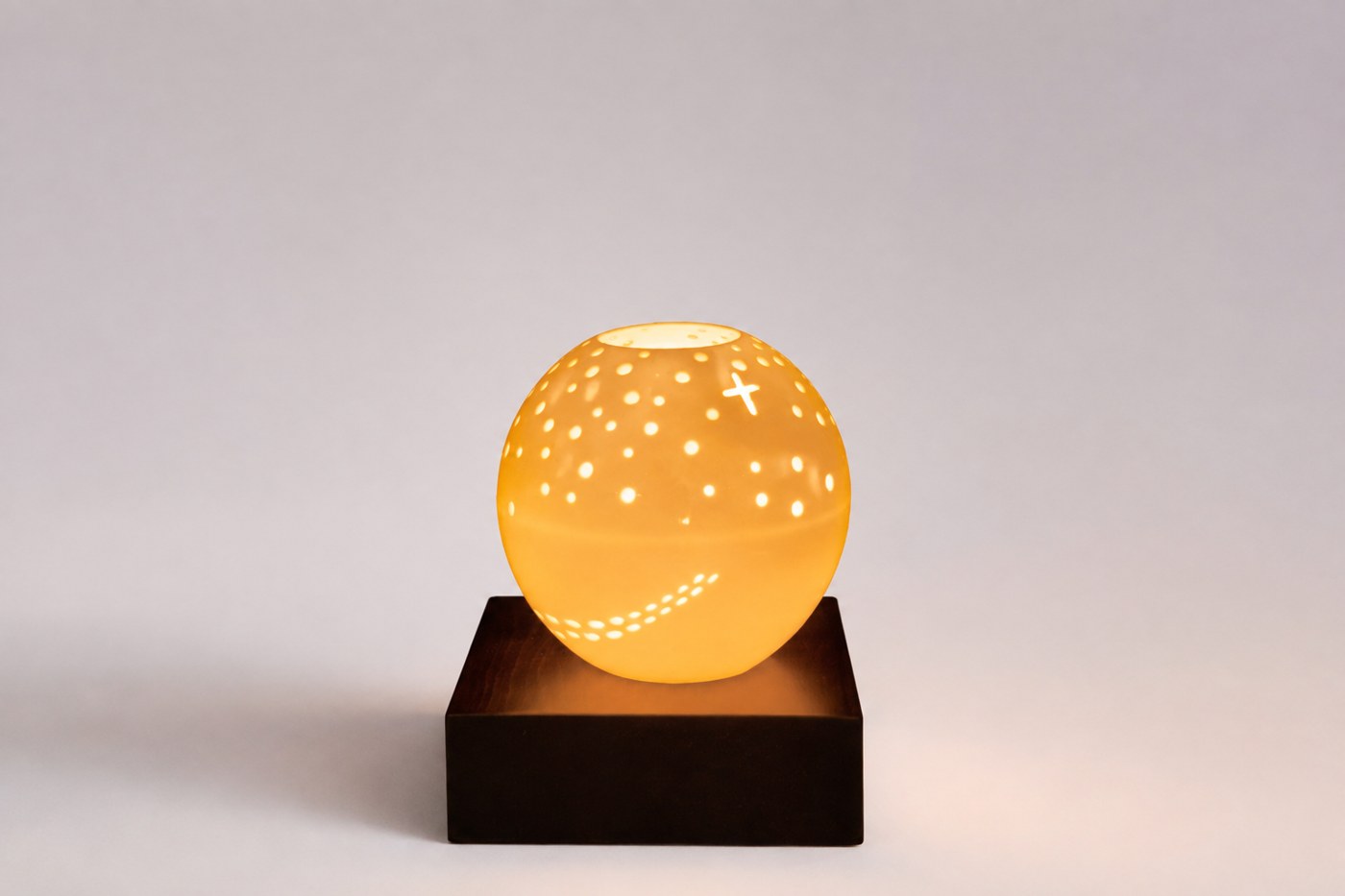 Lit porcelain tealight holder